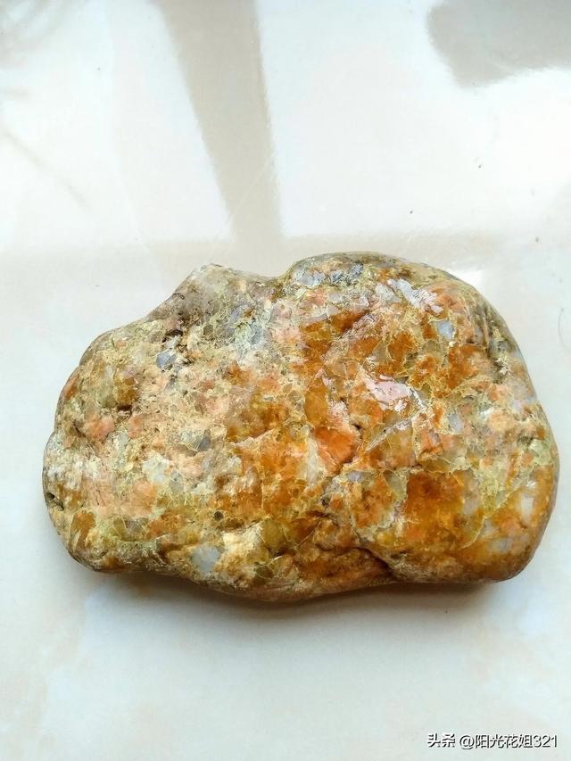 我在浐河捡到了一块像古代瓷器花纹的石头
