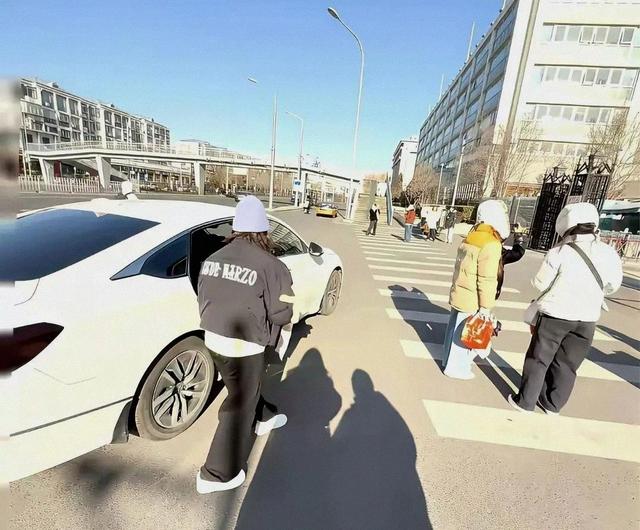 全红婵回队了，她变化很大，身高快170了吧，留起长发，气场更强