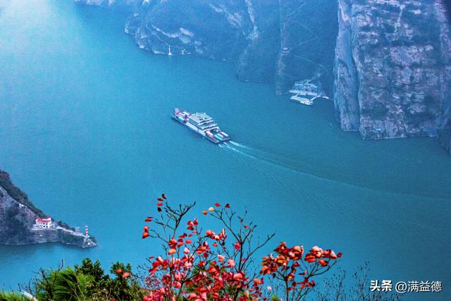 冬日巫山：红叶浸透风骨，江山如画