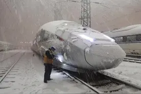 暴雪下高铁停滞，绿皮火车却风驰电掣，为何绿皮火车不怕暴雪？图片