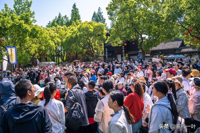 又是象山影视城！五一假期首日人气爆表，再现人山人海盛况
