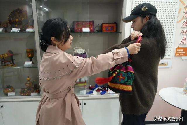 乐山广场开启“峨边之窗” 非遗风景架起嘉峨“文化桥”