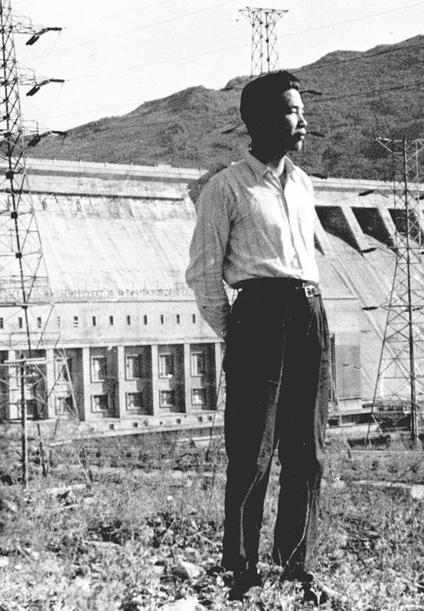 李鹏总理有多帅？1965年和两个儿子的合影，他长相出众，气质不凡