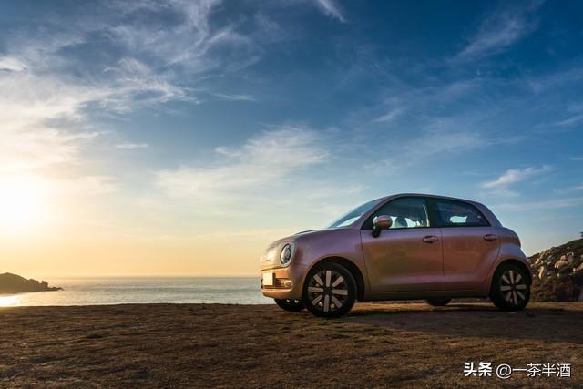 夜宿营地支棱的灯，照见晚来的缘，夜晚一道身影弯腰钻进了副驾