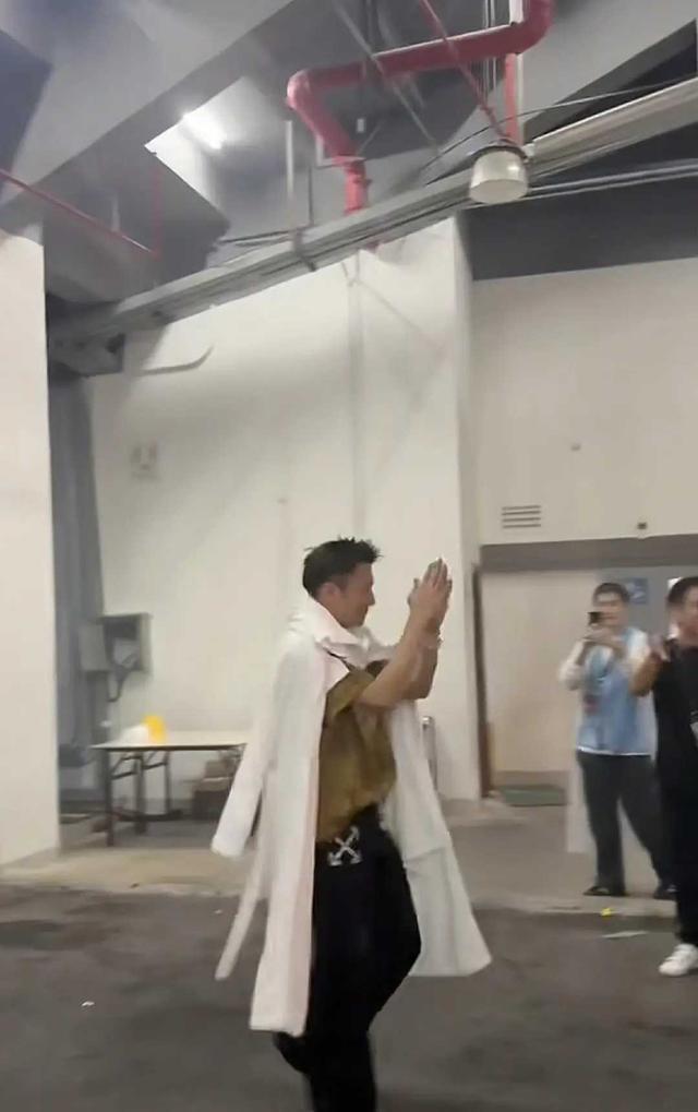 谢霆锋广州演唱会“封神”，张杰、周杰伦估计后槽牙都要咬碎了。