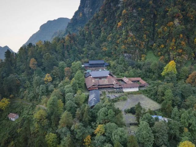 入伏后的峨眉山，在云卷云舒中等你来