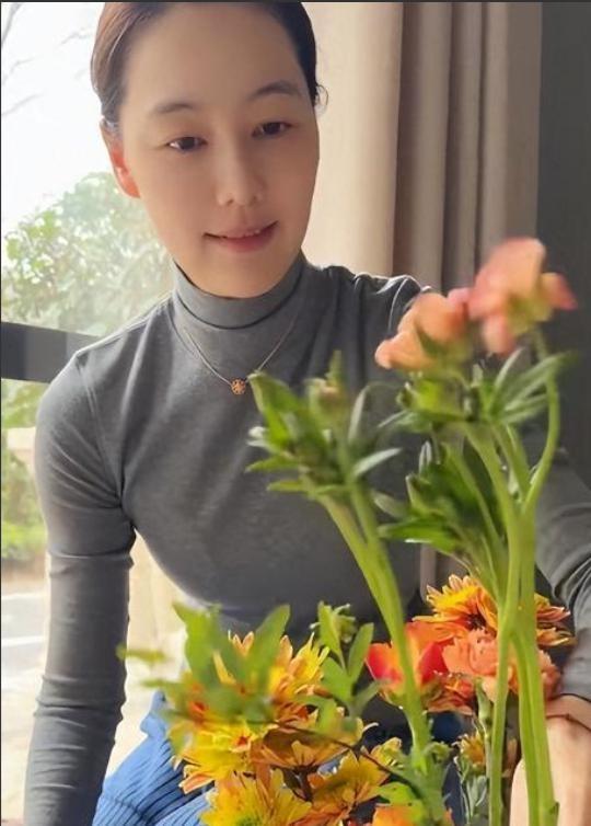 私生活混乱、被央视开除、陪睡上位？王冠身上的标签究竟有多离谱