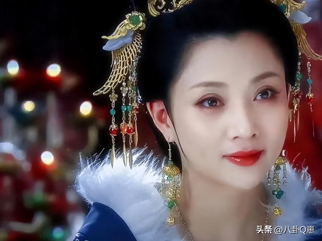 她是演员中的富婆，豪车多的开不过来，如今45岁却像年龄少女