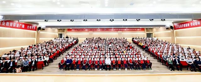 “未来讲堂——走进奇幻的化学‘魔法世界’”活动在张掖成功举办