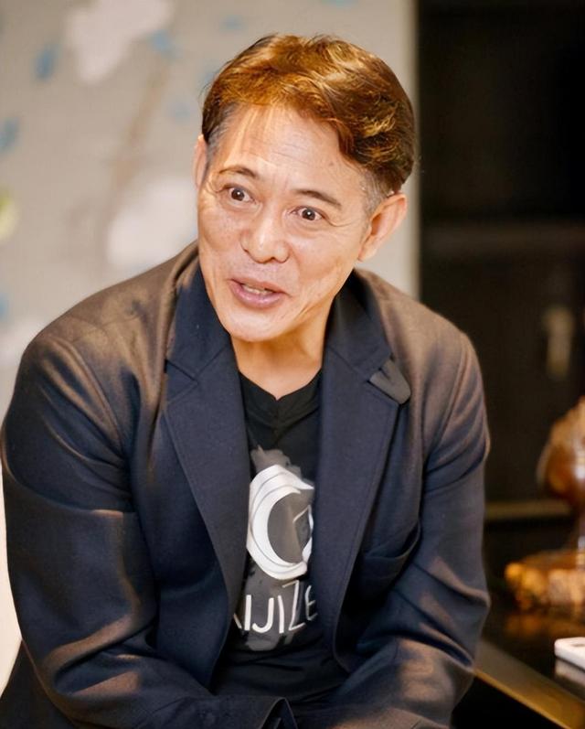 62岁李连杰回应噩耗，手术过程佛珠不离手，聊天记录透露更多细节