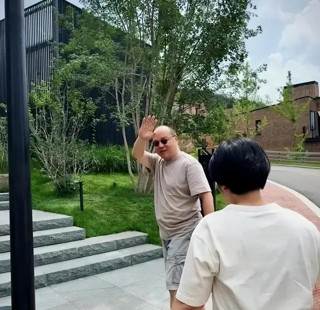 56岁窦唯：隐居阿那亚，头发花白索性剃光头，活成了自己