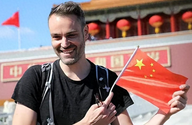 美国人评论亚洲街道：日本干净，印度脏乱，而中国只用4个字形容