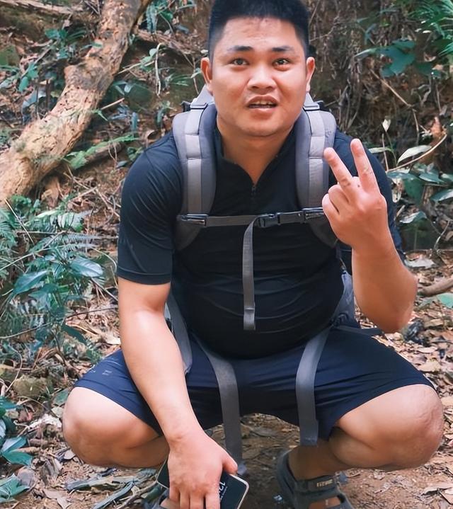 广东女子登山脚崴，被陌生小伙背40分钟下山，恶心的一幕出现了