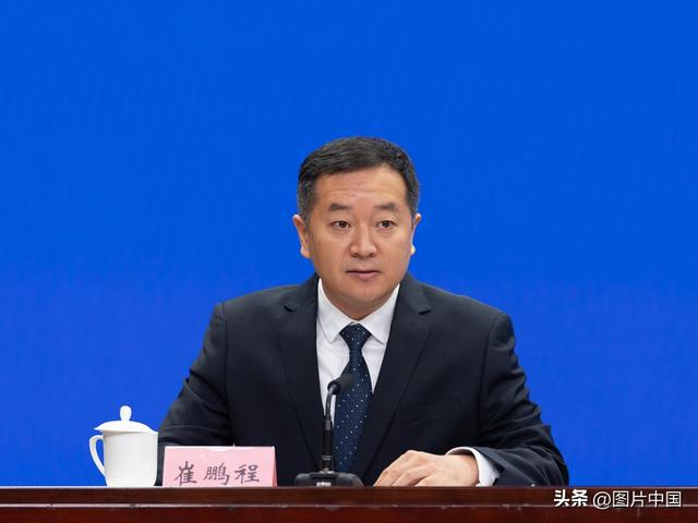 人社部新任新闻发言人公开亮相