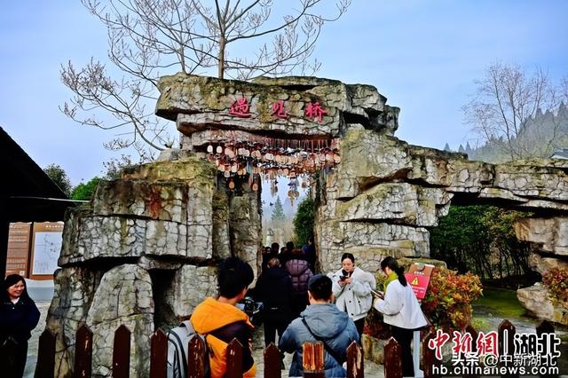 湖北利川佛宝山：丛林飞瀑引游人