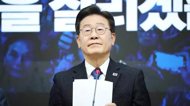 第一个公然拒绝北京阅兵的总统出现，正式通告全球，降格对待中国