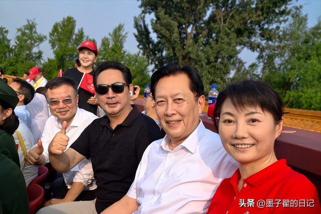 观礼阅兵不到1天，唐国强评论区乱成一团，国籍和接广告引起争议