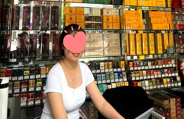 美国男子进烟酒店躲雨，女老板留其吃饭，饭后男子的举动太暖心！