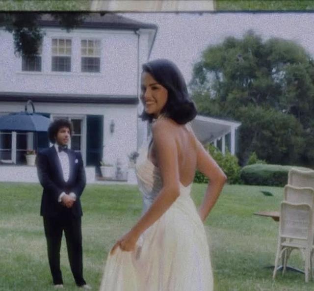 赛琳娜本尼梦幻婚礼，亲情密友成看点，比伯隔空送祝福