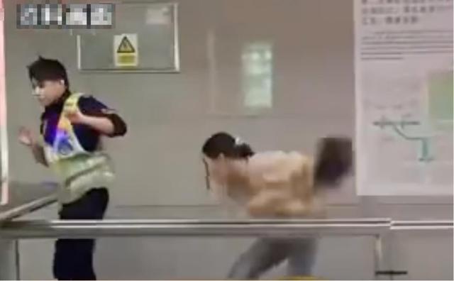 地铁女子打人被拘后续！女子面容曝光，警方回应，知情人透露原因