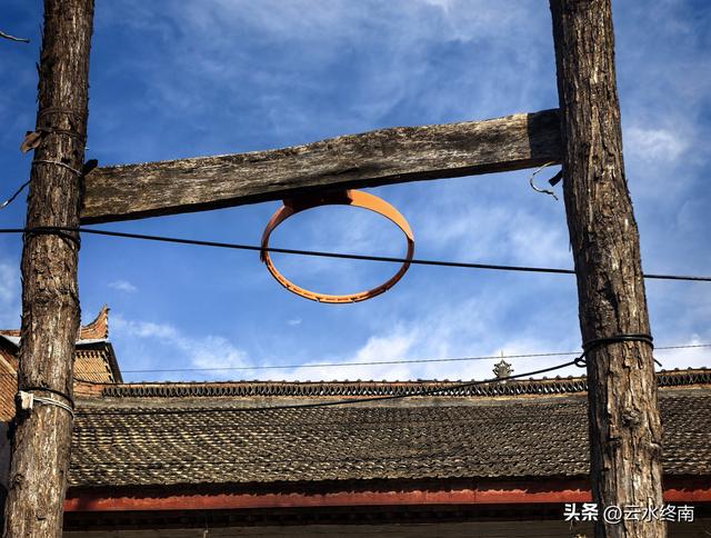 游览了这片芦花后，我又到蓝田这个没有拆掉的村子，见到这些老人