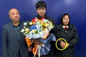 笑拥！亿万富豪找到失散25年的儿子，我却被评论区网友留言笑死了图片