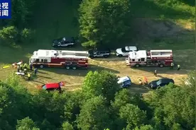 美国一载有15人小型飞机坠毁，具体伤亡人数仍在确认中，至少5人受伤图片