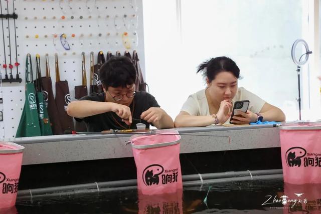卡皮巴拉在屋里吹空调，小孩儿在吧台边钓鱼——