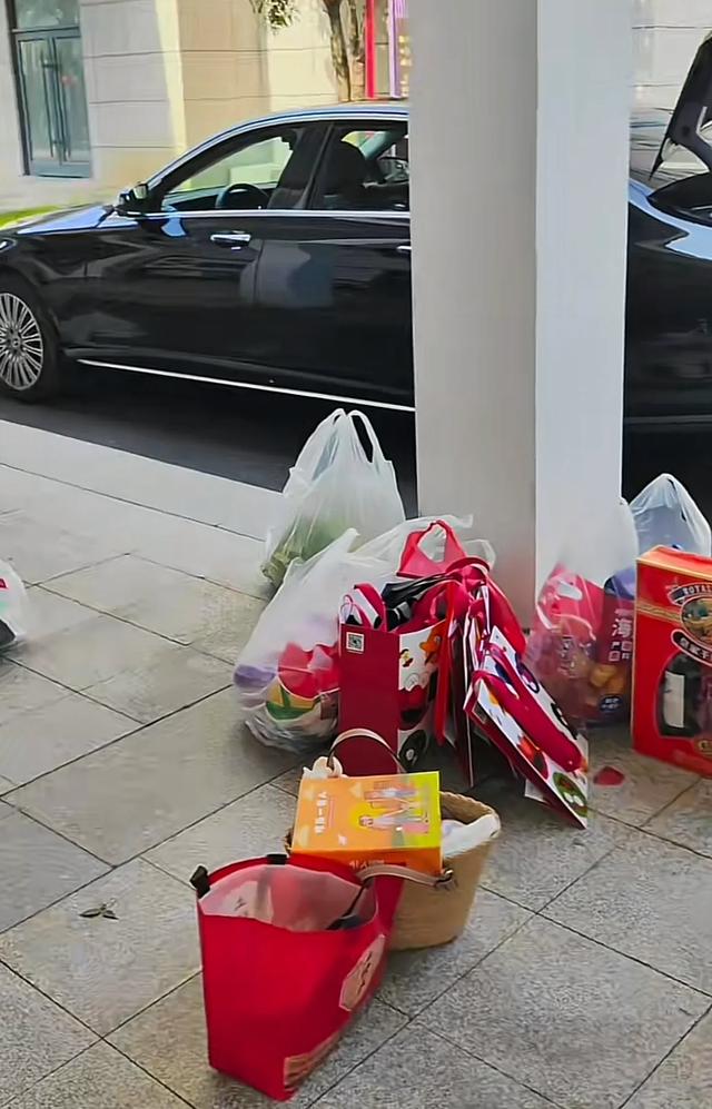 比利时女孩黄楼认亲结束，和养父母去北京旅游，离别前生母后悔了