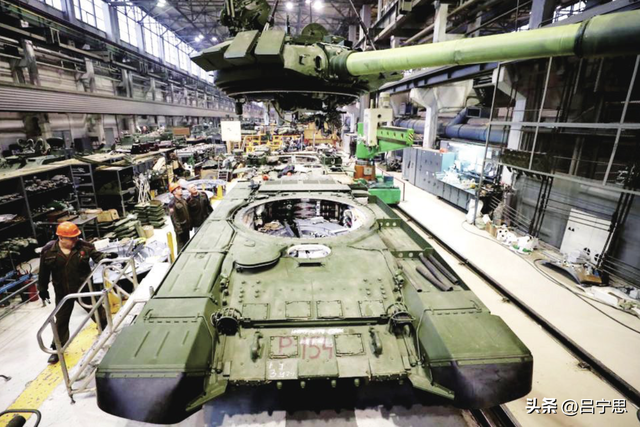 俄罗斯军工陷困境，老旧坦克重新上战场，真实状况触目惊心？