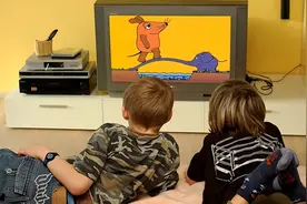 孩子3岁以下不能看电视？国外专家研究：凑巧也无妨，但要这么做图片