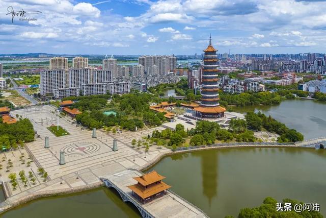 33度的丰水湖公园空寂无人，能直达的公交车线路多得令人惊讶