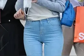 街拍微胖女生紧身牛仔裤穿搭图片