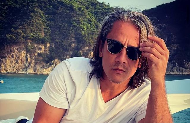 香港知名男星满头白发，遭前女友嫌弃没车没房，未结成婚至今单身