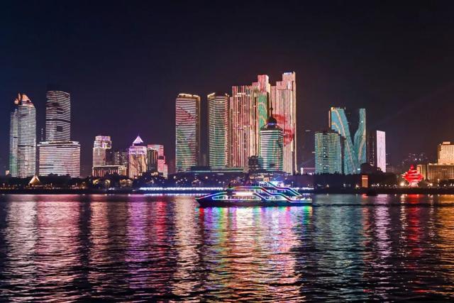 霓虹初上时，看见夜青岛的AB面~