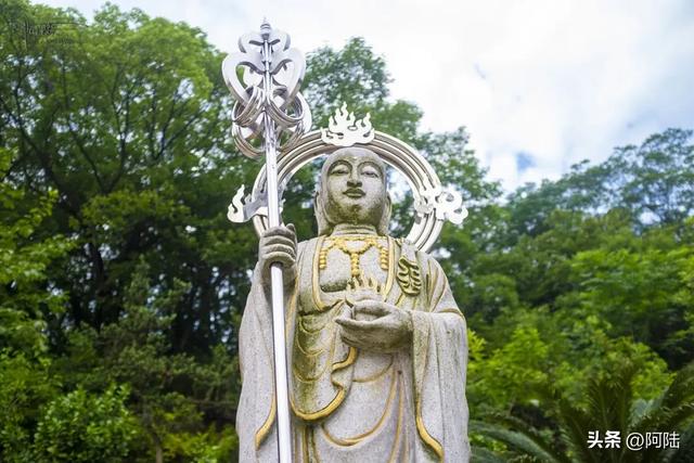 临崖而建的萧山福庆寺,来历有点神秘却香火旺盛,当地影响力甚广