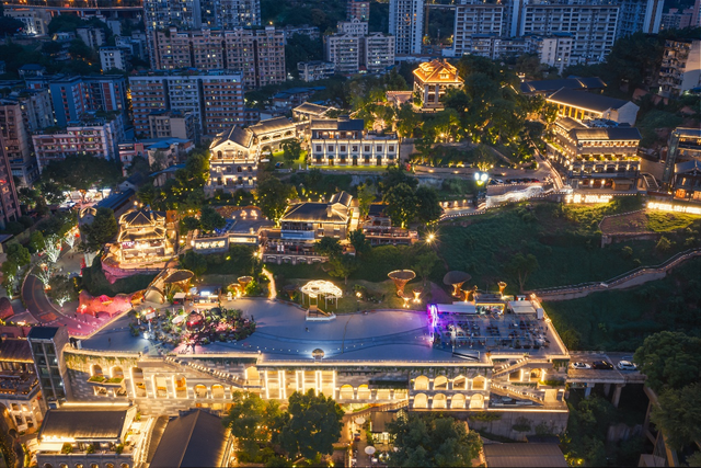 打卡、K歌、逛市集……重庆这场光影艺术节将烟火气与艺术感交融