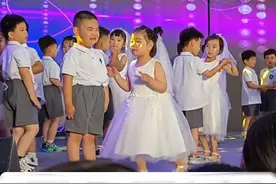 六一神场面，男孩上场大哭，女孩独自跳完双人舞，笑不活在评论区图片