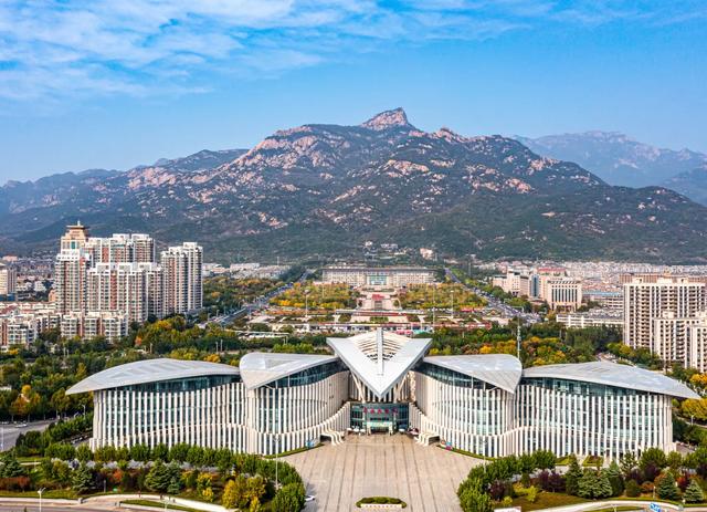 上海人爬了泰山和黄山，实话实说，差别还是很大的