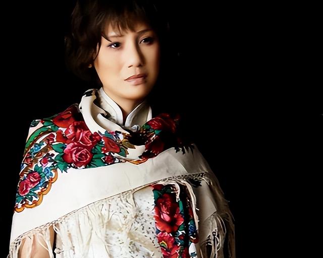 她长得太美被导演据为己有，同居27年无名无分，年仅63岁不治身亡