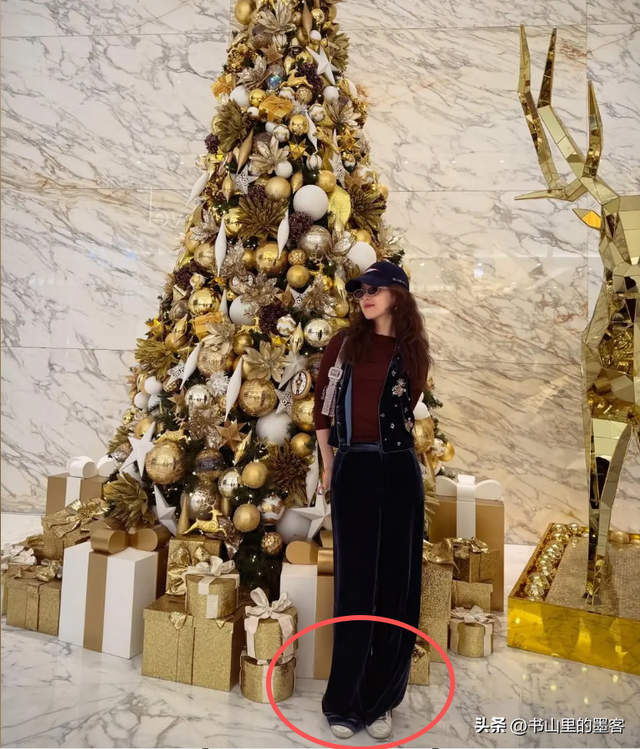 章泽天陪刘强东迪拜过圣诞，疑住3万一晚酒店，打扮精致却穿脏鞋