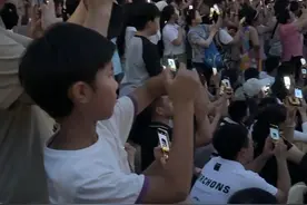 来济旅游偶遇“超然快闪”，10岁小朋友儿童手表拍照忙，网友：拍不过来，根本拍不过来图片