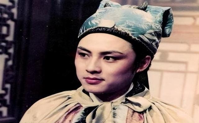 试过贾府一半男子的多姑娘，为何在试贾宝玉时，成了“灯姑娘”？
