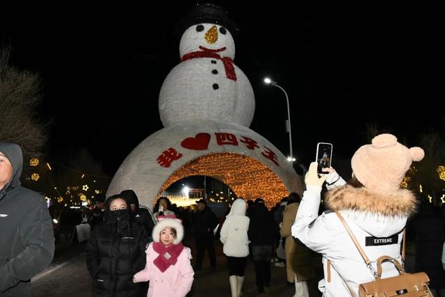 2026乌兰察布第三届冰雪那达慕之驼马争霸赛火热开幕