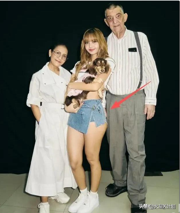 Lisa和继父亲密互动惹争议，二人合影没分寸，继父手搭女儿屁股上