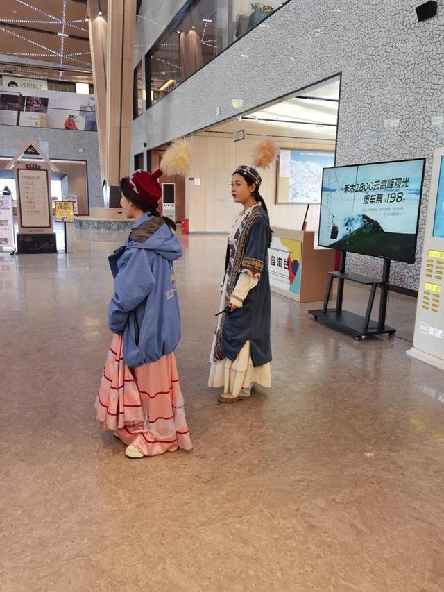 登上新疆云霄峰，一览四国景！