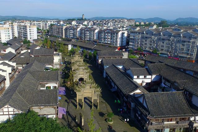 四川隆昌有一座石牌坊古镇，青石黛瓦间，解读牌坊背后的历史故事
