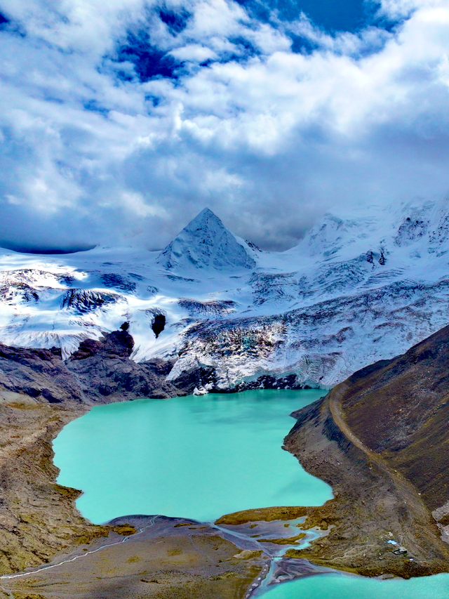 昌都•边坝三色湖，生态环境原始，自然风光奇异，人文景观独特