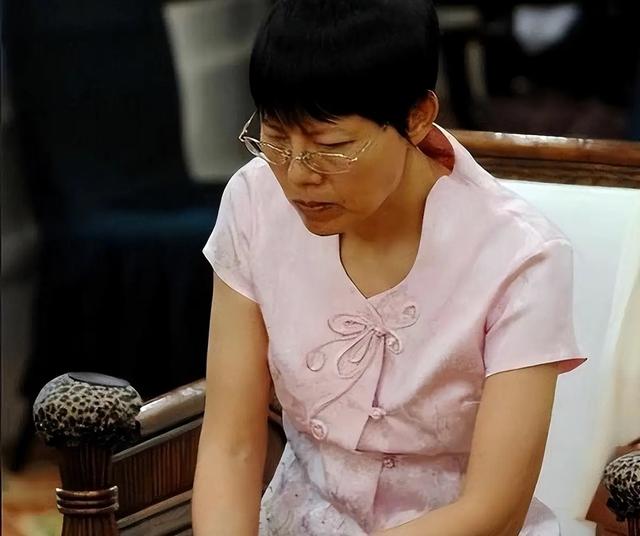 聂卫平葬礼，长子捧遗像	，两前任妻子未现身，现任兰莉娅主持现场