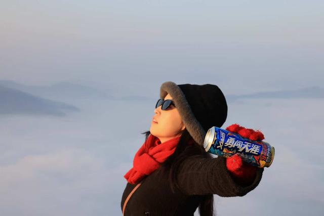 日破云海出，人间皆浪漫